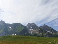 ... sur les alpages. De gauche à droite :  Pointe du Midi, Pointe de Balafrasse, Pointe Blanche,   Pic de Jallouvre et le col de Sosay que nous devons rejoindre.